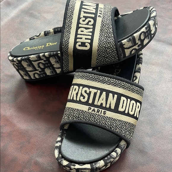 Dior Black and Tan Logo Slides - Picture 15 of 16